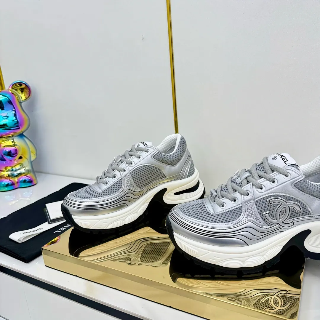 👟👟Ex-factory price 680👟👟 Upgraded version, upgraded version, upgraded version! No rebuttal accepted! ! ! ! Chanel Chanel panda shoes! 2025 counter's top casual sports shoes. This classic design; the upper is electro-embroidered with a variety of techniques; the outsole is fashionable and sporty; the unusual inclusion of a variety of color matching elements... The diversified mix and match is very good-looking and versatile, and can be used for leisure, fashion, sports, and outdoor... ꫛꫀꪝ Go➫ Materials: ❶Upper made of: original imported first-layer silk cowhide + original waterproof cloth + original first-layer cowhide ❷Inner lining: Original Yangli+Net ❸Outsole based on: Original TPU combination outsole Counter boutique packaging complete set for women 35–41 👉 👉 👉 👉